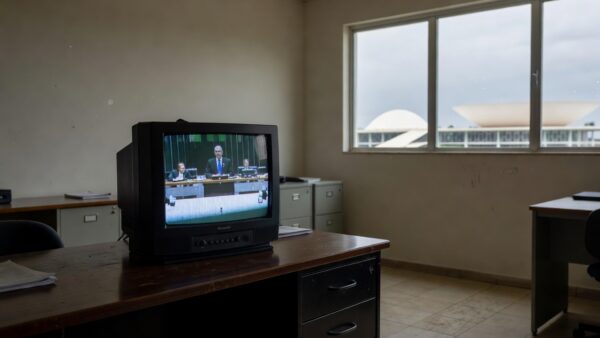 Televisão sintonizada em programa da TV Câmara em escritório brasileiro