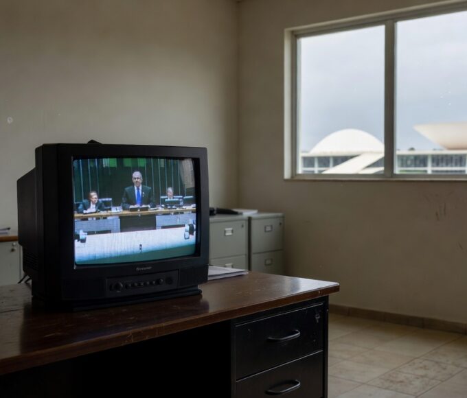 Televisão sintonizada em programa da TV Câmara em escritório brasileiro
