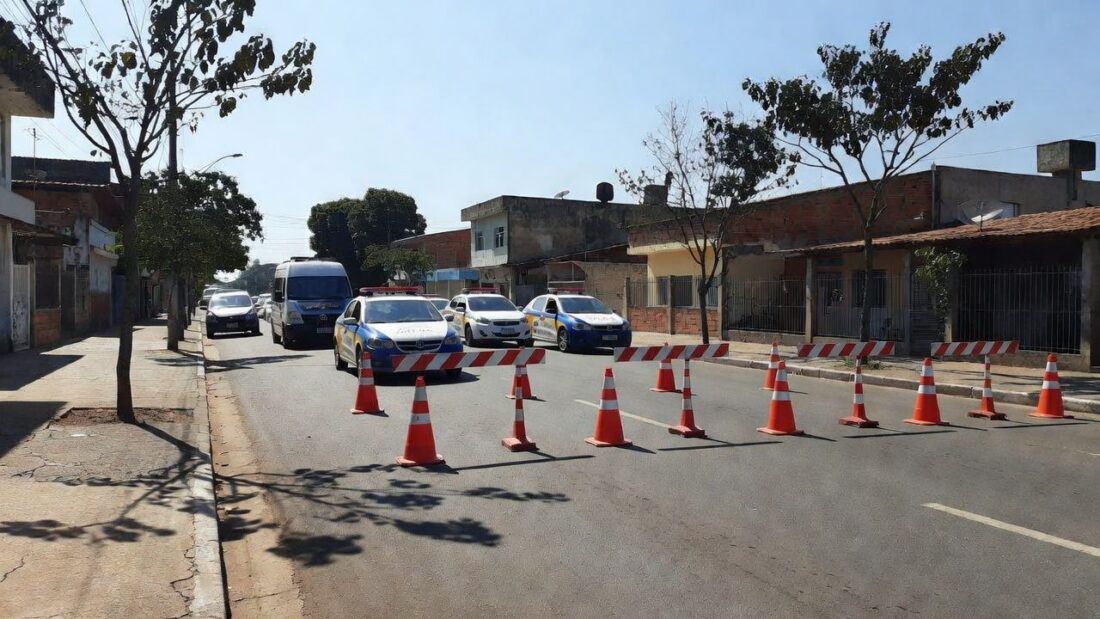 Blitz policial no DF com viaturas durante abordagem por latrocínio