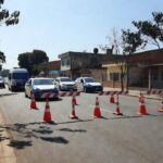 Blitz policial no DF com viaturas durante abordagem por latrocínio