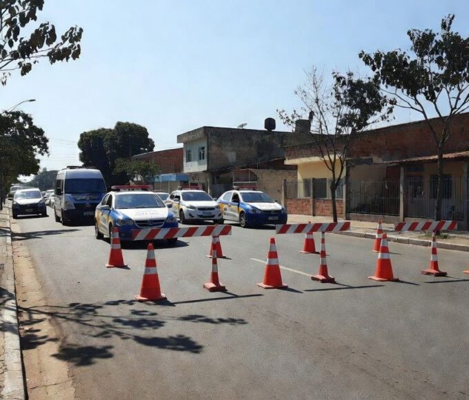 Blitz policial no DF com viaturas durante abordagem por latrocínio