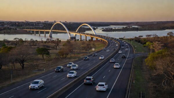 Via entre DF-004 e ponte JK com redução de velocidade em Brasília