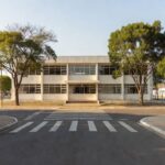 Escola e hospital em Brasília com rua para implantação de faixa elevada