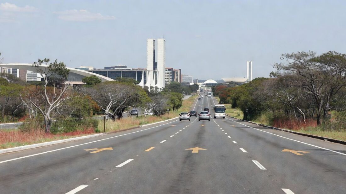 Rodovia Via JK em Brasília com sinalização de limite de velocidade
