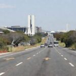 Rodovia Via JK em Brasília com sinalização de limite de velocidade