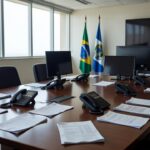 Telefone e documentos em mesa de escritório no Distrito Federal sobre canais de denúncia para direitos de crianças