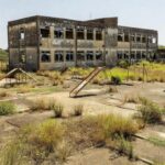 Escola pública deteriorada no DF evidenciando omissão histórica