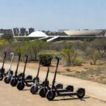 Patínetes elétricos da JET em região urbana do Distrito Federal