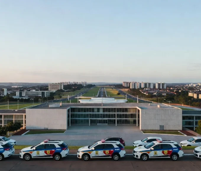 Viaturas da polícia militar em Brasília representando plano de segurança pública no DF