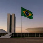Prédio da Câmara Legislativa do DF em Brasília com bandeira brasileira