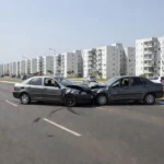 Colisão de veículos na Asa Norte em Brasília após agressão por policial civil do DF.