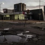 Via pública insegura em Brasília próxima a hospital, simbolizando denúncia sobre inércia do GDF e agressões a profissionais de saúde