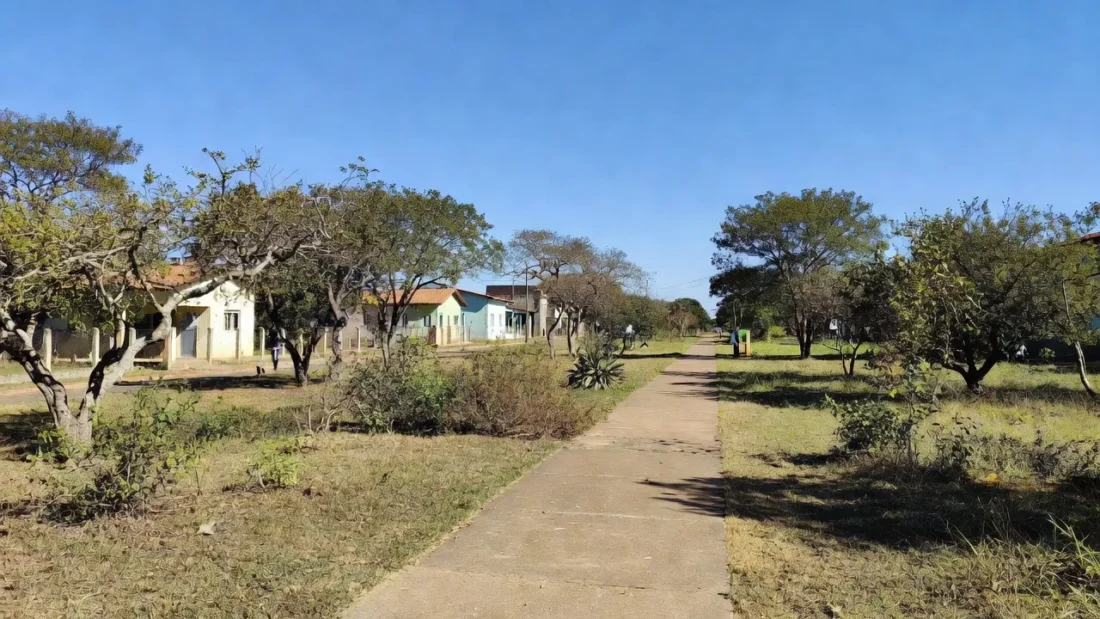 Rua do Núcleo Bandeirante durante caminhada de campanha em Brasília