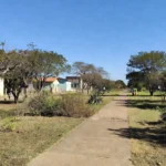 Rua do Núcleo Bandeirante durante caminhada de campanha em Brasília
