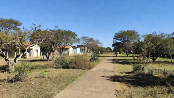 Rua do Núcleo Bandeirante durante caminhada de campanha em Brasília