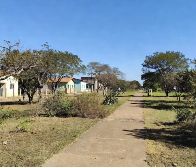 Rua do Núcleo Bandeirante durante caminhada de campanha em Brasília