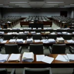 Sala de sessões vazia da CLDF em Brasília, simbolizando ineficácia