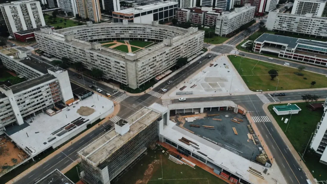 Vista aérea de revitalização urbana e habitações em Brasília