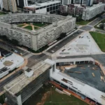 Vista aérea de revitalização urbana e habitações em Brasília