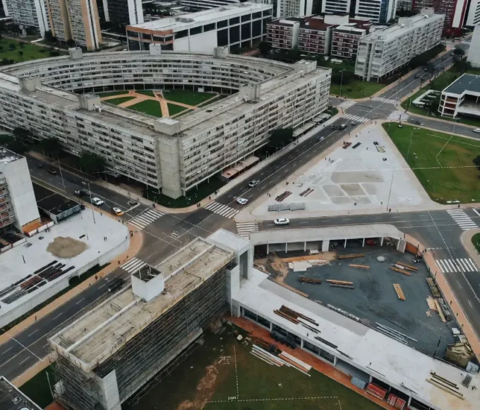 Vista aérea de revitalização urbana e habitações em Brasília