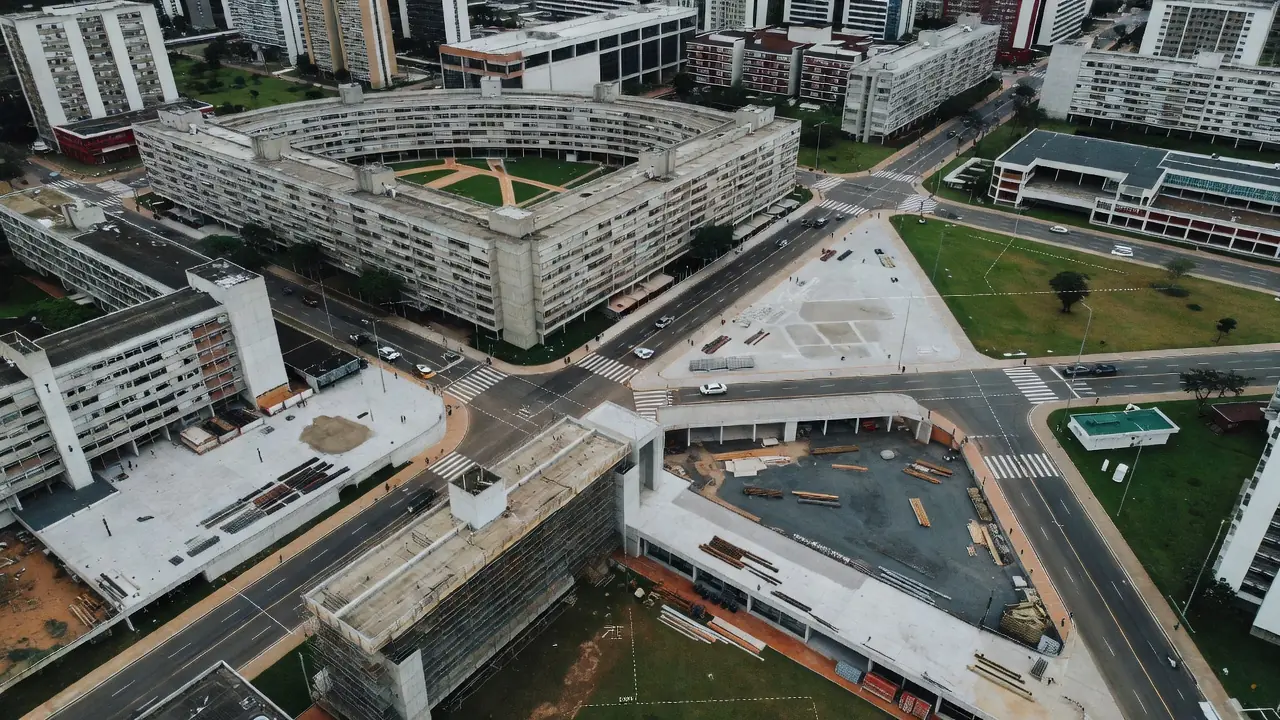 Vista aérea de revitalização urbana e habitações em Brasília