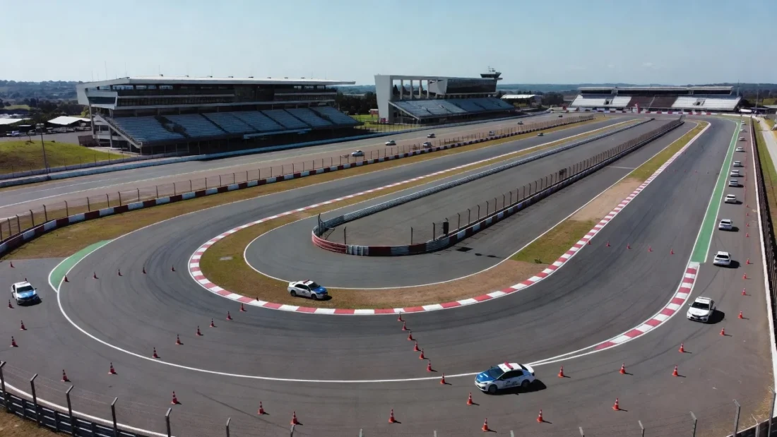 Pista do Autódromo de Brasília com carros de Stock Car e F4