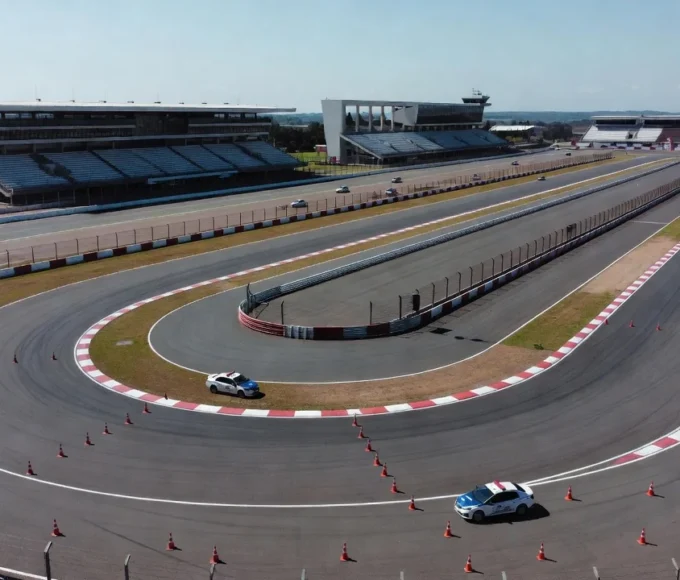 Pista do Autódromo de Brasília com carros de Stock Car e F4
