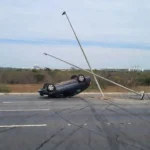 Carro tombado após bater em poste na Eixão Sul, em Brasília, DF