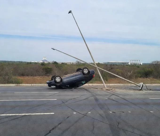 Carro tombado após bater em poste na Eixão Sul, em Brasília, DF