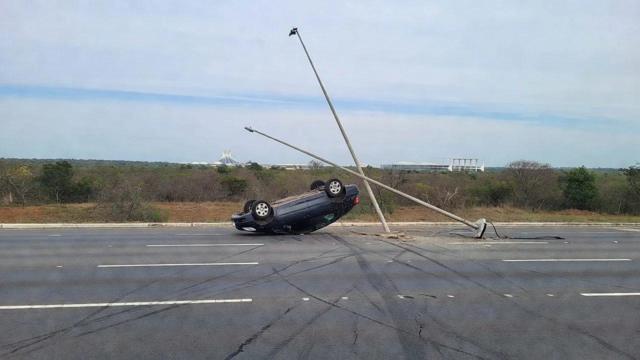 Carro tombado após bater em poste na Eixão Sul, em Brasília, DF