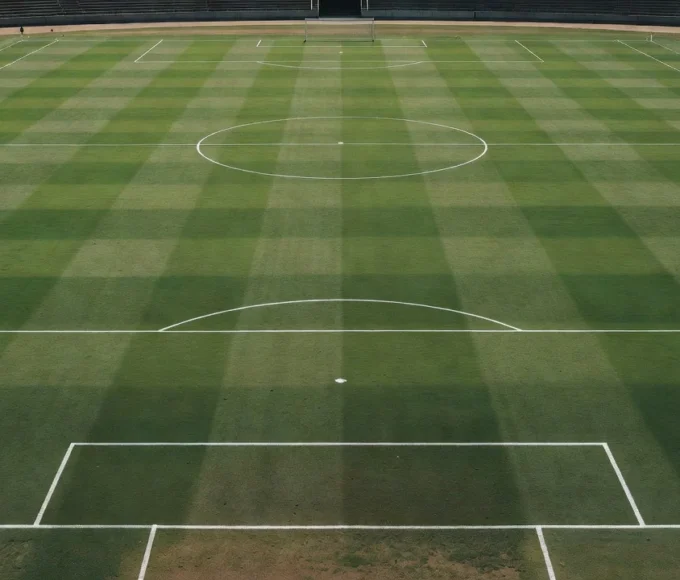 Campo de futebol vazio representando corte na Seleção Brasileira por lesão muscular