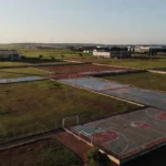 Complexo esportivo em Brasília com campos vazios, simbolizando propostas sem metas ou financiamento
