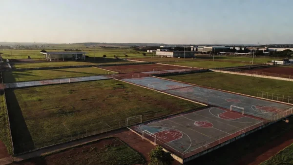 Complexo esportivo em Brasília com campos vazios, simbolizando propostas sem metas ou financiamento
