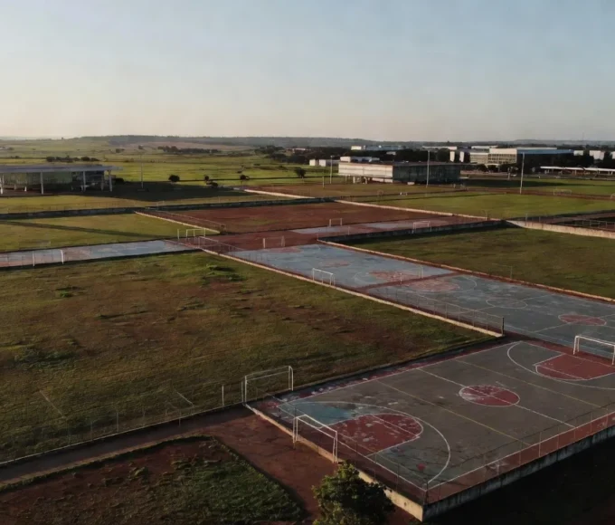 Complexo esportivo em Brasília com campos vazios, simbolizando propostas sem metas ou financiamento